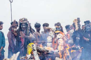 Varanasi, Uttar Pradesh, Hindistan - 20 Mart 2024: Masan Holi, Harishchandra ghat 'ta düzenlenen kutlama sırasında Lord Shiva kılığında kuru külle boyanmış insanların portresi.