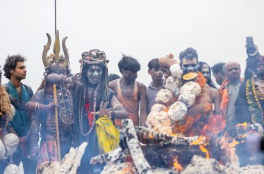 Varanasi, Uttar Pradesh, Hindistan - 20 Mart 2024: Masan Holi, Harishchandra ghat 'ta düzenlenen kutlama sırasında Lord Shiva kılığında kuru külle boyanmış insanların portresi.