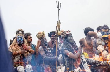 Varanasi, Uttar Pradesh, Hindistan - 20 Mart 2024: Masan Holi, Harishchandra ghat 'ta düzenlenen kutlama sırasında Lord Shiva kılığında kuru külle boyanmış insanların portresi.