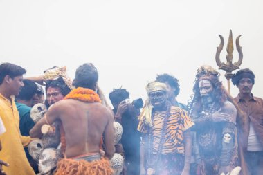 Varanasi, Uttar Pradesh, Hindistan - 20 Mart 2024: Masan Holi, Harishchandra ghat 'ta düzenlenen kutlama sırasında Lord Shiva kılığında kuru külle boyanmış insanların portresi.