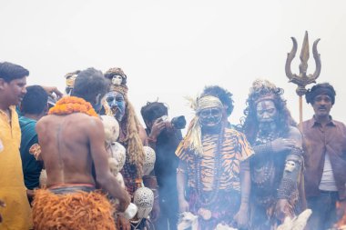 Varanasi, Uttar Pradesh, Hindistan - 20 Mart 2024: Masan Holi, Harishchandra ghat 'ta düzenlenen kutlama sırasında Lord Shiva kılığında kuru külle boyanmış insanların portresi.