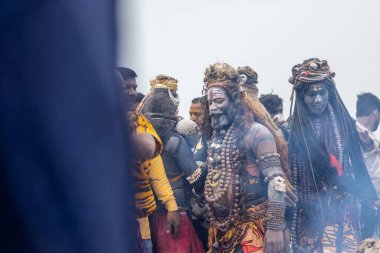 Varanasi, Uttar Pradesh, Hindistan - 20 Mart 2024: Masan Holi, Harishchandra ghat 'ta düzenlenen kutlama sırasında Lord Shiva kılığında kuru külle boyanmış insanların portresi.