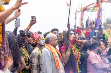 Varanasi, Uttar Pradesh, Hindistan - 20 Mart 2024: Masan Holi, Harishchandra ghat 'ta düzenlenen kutlama sırasında Lord Shiva kılığında kuru külle boyanmış insanların portresi.