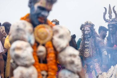 Varanasi, Uttar Pradesh, Hindistan - 20 Mart 2024: Masan Holi, Harishchandra ghat 'ta düzenlenen kutlama sırasında Lord Shiva kılığında kuru külle boyanmış insanların portresi.