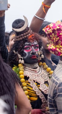 Varanasi, Uttar Pradesh, Hindistan - 20 Mart 2024: Masan Holi, Harishchandra ghat 'ta düzenlenen kutlama sırasında Lord Shiva kılığında kuru külle boyanmış insanların portresi.