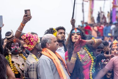 Varanasi, Uttar Pradesh, Hindistan - 20 Mart 2024: Masan Holi, Harishchandra ghat 'ta düzenlenen kutlama sırasında Lord Shiva kılığında kuru külle boyanmış insanların portresi.