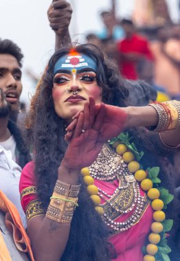 Varanasi, Uttar Pradesh, Hindistan - 20 Mart 2024: Masan Holi, Harishchandra ghat 'ta düzenlenen kutlama sırasında Lord Shiva kılığında kuru külle boyanmış insanların portresi.