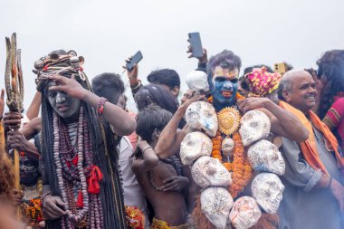 Varanasi, Uttar Pradesh, Hindistan - 20 Mart 2024: Masan Holi, Harishchandra ghat 'ta düzenlenen kutlama sırasında Lord Shiva kılığında kuru külle boyanmış insanların portresi.