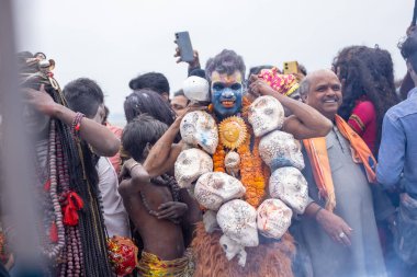 Varanasi, Uttar Pradesh, Hindistan - 20 Mart 2024: Masan Holi, Harishchandra ghat 'ta düzenlenen kutlama sırasında Lord Shiva kılığında kuru külle boyanmış insanların portresi.
