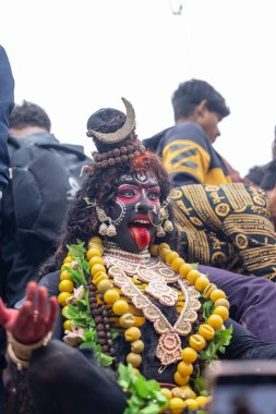 Varanasi, Uttar Pradesh, Hindistan - 20 Mart 2024: Masan Holi, Harishchandra ghat 'ta düzenlenen kutlama sırasında Lord Shiva kılığında kuru külle boyanmış insanların portresi.