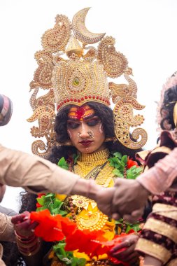 Varanasi, Uttar Pradesh, Hindistan - 20 Mart 2024: Masan Holi, Harishchandra ghat 'ta düzenlenen kutlama sırasında Lord Shiva kılığında kuru külle boyanmış insanların portresi.