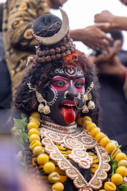 Varanasi, Uttar Pradesh, Hindistan - 20 Mart 2024: Masan Holi, Harishchandra ghat 'ta düzenlenen kutlama sırasında Lord Shiva kılığında kuru külle boyanmış insanların portresi.