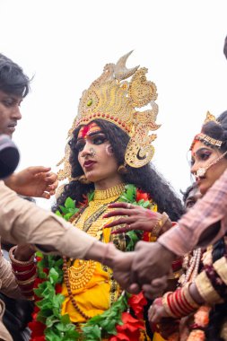 Varanasi, Uttar Pradesh, Hindistan - 20 Mart 2024: Masan Holi, Harishchandra ghat 'ta düzenlenen kutlama sırasında Lord Shiva kılığında kuru külle boyanmış insanların portresi.