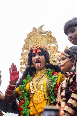 Varanasi, Uttar Pradesh, Hindistan - 20 Mart 2024: Masan Holi, Harishchandra ghat 'ta düzenlenen kutlama sırasında Lord Shiva kılığında kuru külle boyanmış insanların portresi.