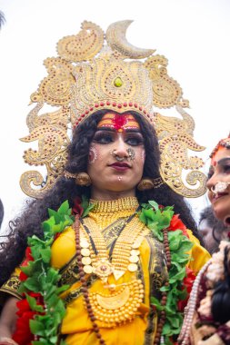 Varanasi, Uttar Pradesh, Hindistan - 20 Mart 2024: Masan Holi, Harishchandra ghat 'ta düzenlenen kutlama sırasında Lord Shiva kılığında kuru külle boyanmış insanların portresi.