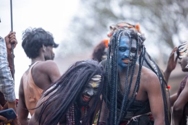 Varanasi, Uttar Pradesh, Hindistan - 20 Mart 2024: Masan Holi, Harishchandra ghat 'ta düzenlenen kutlama sırasında efendi shiva gibi giyinmiş kuru külle boyanmış bir erkek dindar portresi.