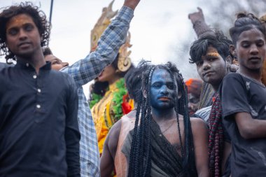 Varanasi, Uttar Pradesh, Hindistan - 20 Mart 2024: Masan Holi, Harishchandra ghat 'ta düzenlenen kutlama sırasında efendi shiva gibi giyinmiş kuru külle boyanmış bir erkek dindar portresi.