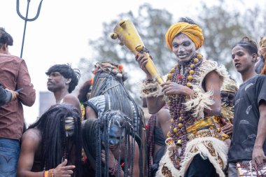 Varanasi, Uttar Pradesh, Hindistan - 20 Mart 2024: Masan Holi, Harishchandra ghat 'ta düzenlenen kutlama sırasında efendi shiva gibi giyinmiş kuru külle boyanmış bir erkek dindar portresi.