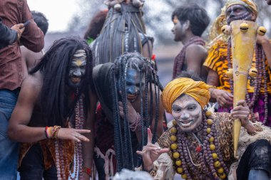 Varanasi, Uttar Pradesh, Hindistan - 20 Mart 2024: Masan Holi, Harishchandra ghat 'ta düzenlenen kutlama sırasında efendi shiva gibi giyinmiş kuru külle boyanmış bir erkek dindar portresi.