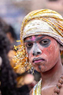 Varanasi, Uttar Pradesh, Hindistan - 20 Mart 2024: Masan Holi, Harishchandra ghat 'ta düzenlenen kutlama sırasında efendi shiva gibi giyinmiş kuru külle boyanmış bir erkek dindar portresi.