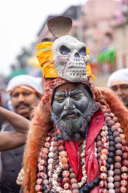 Varanasi, Uttar Pradesh, Hindistan - 20 Mart 2024: Masan Holi, Harishchandra ghat 'ta düzenlenen kutlama sırasında efendi shiva gibi giyinmiş kuru külle boyanmış bir erkek dindar portresi.