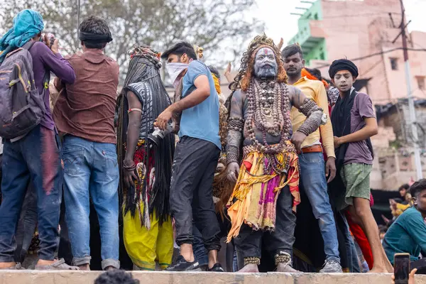Varanasi, Uttar Pradesh, Hindistan - 20 Mart 2024: Masan Holi, Harishchandra ghat 'ta düzenlenen kutlama sırasında Lord Shiva kılığında kuru külle boyanmış insanların portresi.