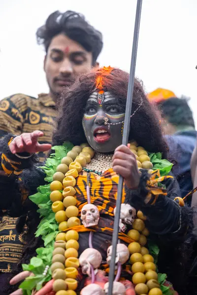 Varanasi, Uttar Pradesh, Hindistan - 20 Mart 2024: Masan Holi, Harishchandra ghat 'ta düzenlenen kutlama sırasında Lord Shiva kılığında kuru külle boyanmış insanların portresi.