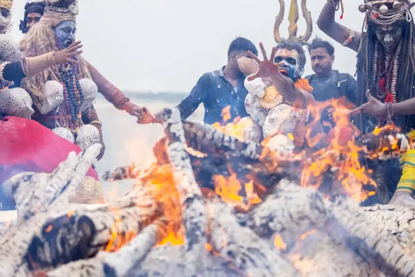 Varanasi, Uttar Pradesh, Hindistan - 20 Mart 2024: Masan Holi, Harishchandra ghat 'ta düzenlenen kutlama sırasında Lord Shiva kılığında kuru külle boyanmış insanların portresi.