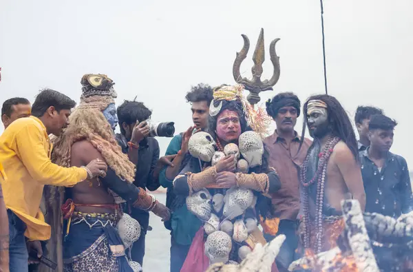 Varanasi, Uttar Pradesh, Hindistan - 20 Mart 2024: Masan Holi, Harishchandra ghat 'ta düzenlenen kutlama sırasında Lord Shiva kılığında kuru külle boyanmış insanların portresi.