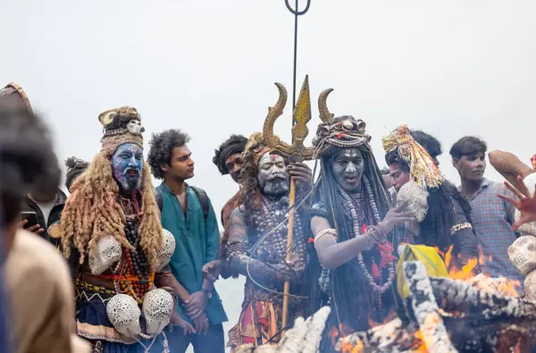 Varanasi, Uttar Pradesh, Hindistan - 20 Mart 2024: Masan Holi, Harishchandra ghat 'ta düzenlenen kutlama sırasında Lord Shiva kılığında kuru külle boyanmış insanların portresi.