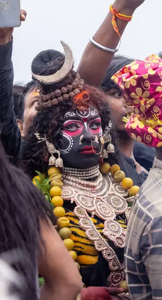 Varanasi, Uttar Pradesh, Hindistan - 20 Mart 2024: Masan Holi, Harishchandra ghat 'ta düzenlenen kutlama sırasında Lord Shiva kılığında kuru külle boyanmış insanların portresi.