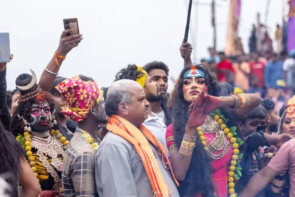 Varanasi, Uttar Pradesh, Hindistan - 20 Mart 2024: Masan Holi, Harishchandra ghat 'ta düzenlenen kutlama sırasında Lord Shiva kılığında kuru külle boyanmış insanların portresi.