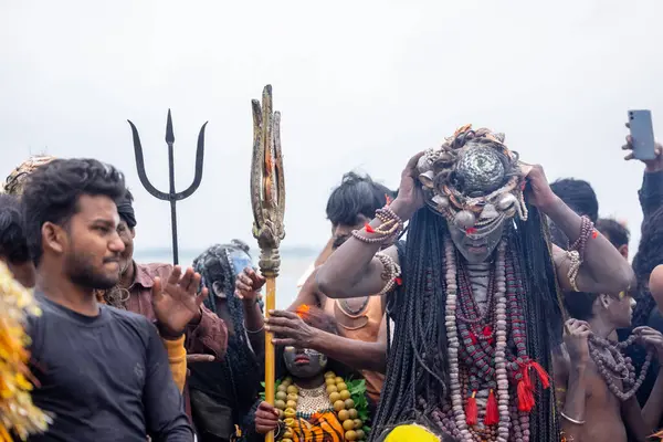 Varanasi, Uttar Pradesh, Hindistan - 20 Mart 2024: Masan Holi, Harishchandra ghat 'ta düzenlenen kutlama sırasında Lord Shiva kılığında kuru külle boyanmış insanların portresi.