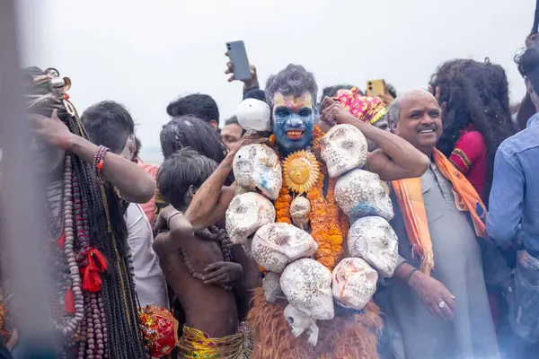 Varanasi, Uttar Pradesh, Hindistan - 20 Mart 2024: Masan Holi, Harishchandra ghat 'ta düzenlenen kutlama sırasında Lord Shiva kılığında kuru külle boyanmış insanların portresi.