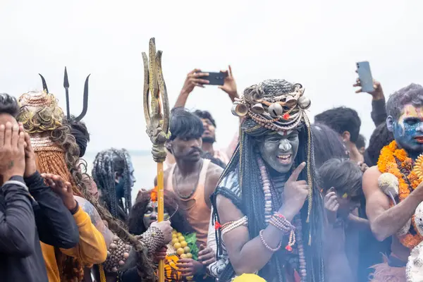 Varanasi, Uttar Pradesh, Hindistan - 20 Mart 2024: Masan Holi, Harishchandra ghat 'ta düzenlenen kutlama sırasında Lord Shiva kılığında kuru külle boyanmış insanların portresi.