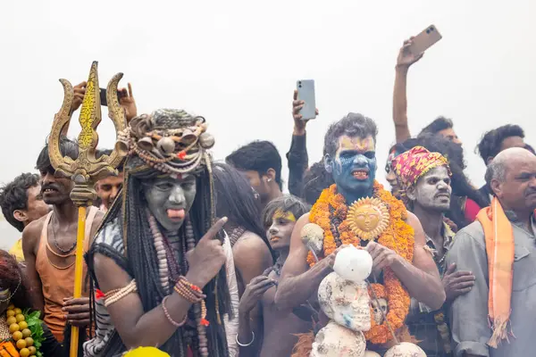 Varanasi, Uttar Pradesh, Hindistan - 20 Mart 2024: Masan Holi, Harishchandra ghat 'ta düzenlenen kutlama sırasında Lord Shiva kılığında kuru külle boyanmış insanların portresi.