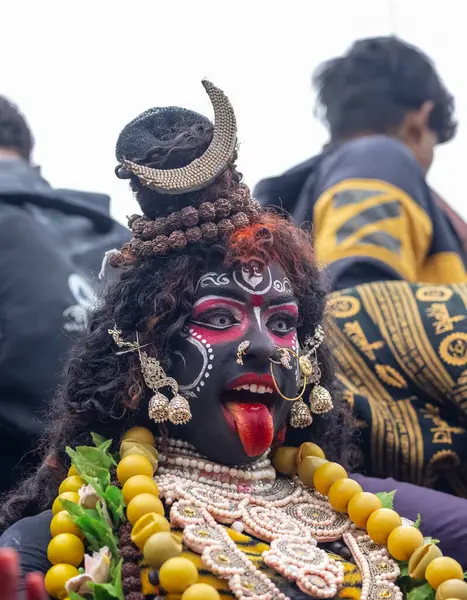 Varanasi, Uttar Pradesh, Hindistan - 20 Mart 2024: Masan Holi, Harishchandra ghat 'ta düzenlenen kutlama sırasında Lord Shiva kılığında kuru külle boyanmış insanların portresi.