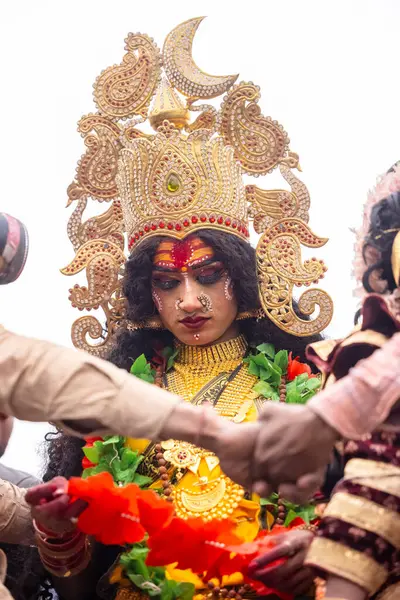 Varanasi, Uttar Pradesh, Hindistan - 20 Mart 2024: Masan Holi, Harishchandra ghat 'ta düzenlenen kutlama sırasında Lord Shiva kılığında kuru külle boyanmış insanların portresi.