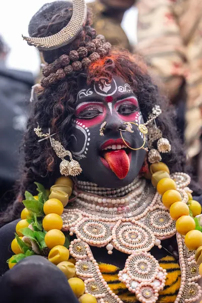 Varanasi, Uttar Pradesh, Hindistan - 20 Mart 2024: Masan Holi, Harishchandra ghat 'ta düzenlenen kutlama sırasında Lord Shiva kılığında kuru külle boyanmış insanların portresi.