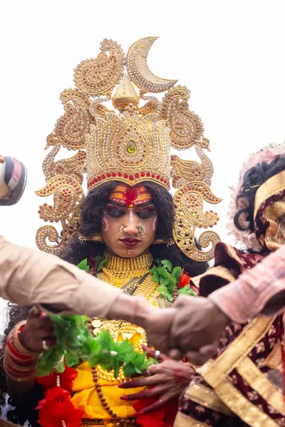 Varanasi, Uttar Pradesh, Hindistan - 20 Mart 2024: Masan Holi, Harishchandra ghat 'ta düzenlenen kutlama sırasında Lord Shiva kılığında kuru külle boyanmış insanların portresi.