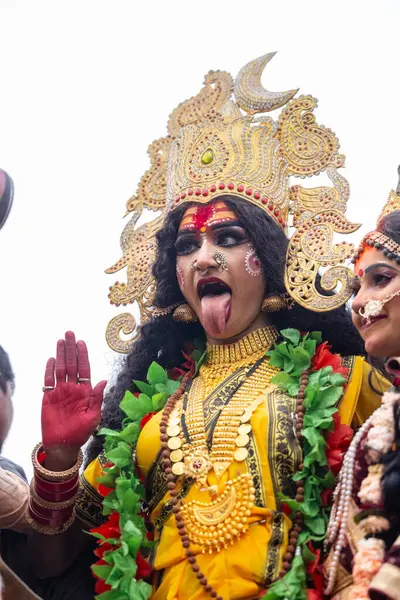 Varanasi, Uttar Pradesh, Hindistan - 20 Mart 2024: Masan Holi, Harishchandra ghat 'ta düzenlenen kutlama sırasında Lord Shiva kılığında kuru külle boyanmış insanların portresi.