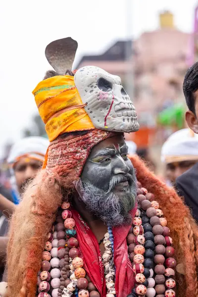 Varanasi, Uttar Pradesh, Hindistan - 20 Mart 2024: Masan Holi, Harishchandra ghat 'ta düzenlenen kutlama sırasında efendi shiva gibi giyinmiş kuru külle boyanmış bir erkek dindar portresi.