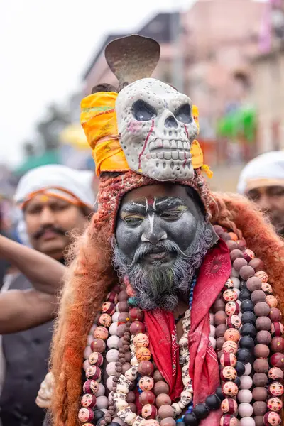 Varanasi, Uttar Pradesh, Hindistan - 20 Mart 2024: Masan Holi, Harishchandra ghat 'ta düzenlenen kutlama sırasında efendi shiva gibi giyinmiş kuru külle boyanmış bir erkek dindar portresi.