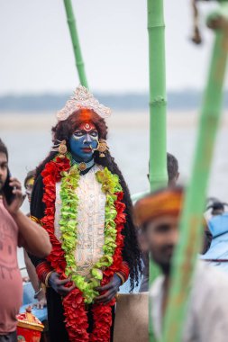 Varanasi, Uttar Pradesh, Hindistan - 20 Mart 2024: Masan Holi, Harishchandra ghat 'ta düzenlenen kutlama sırasında Lord Shiva gibi giyinmiş kuru külle boyanmış yüzlü insanların portresi.