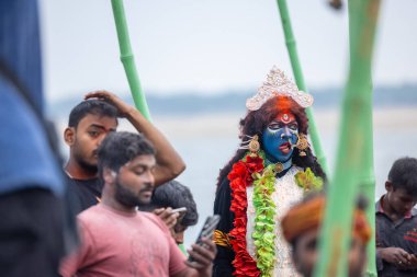Varanasi, Uttar Pradesh, Hindistan - 20 Mart 2024: Masan Holi, Harishchandra ghat 'ta düzenlenen kutlama sırasında Lord Shiva gibi giyinmiş kuru külle boyanmış yüzlü insanların portresi.