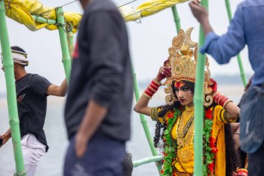 Varanasi, Uttar Pradesh, Hindistan - 20 Mart 2024: Masan Holi, Harishchandra ghat 'ta düzenlenen kutlama sırasında Lord Shiva gibi giyinmiş kuru külle boyanmış yüzlü insanların portresi.