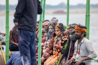 Varanasi, Uttar Pradesh, Hindistan - 20 Mart 2024: Masan Holi, Harishchandra ghat 'ta düzenlenen kutlama sırasında Lord Shiva gibi giyinmiş kuru külle boyanmış yüzlü insanların portresi.