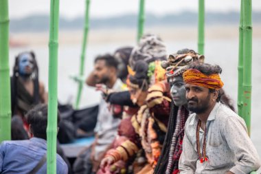 Varanasi, Uttar Pradesh, Hindistan - 20 Mart 2024: Masan Holi, Harishchandra ghat 'ta düzenlenen kutlama sırasında Lord Shiva gibi giyinmiş kuru külle boyanmış yüzlü insanların portresi.