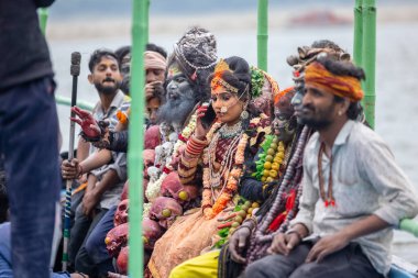 Varanasi, Uttar Pradesh, Hindistan - 20 Mart 2024: Masan Holi, Harishchandra ghat 'ta düzenlenen kutlama sırasında Lord Shiva gibi giyinmiş kuru külle boyanmış yüzlü insanların portresi.
