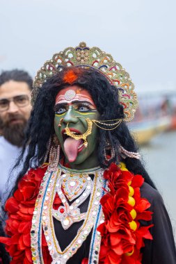 Varanasi, Uttar Pradesh, Hindistan - 20 Mart 2024: Masan Holi, Harishchandra ghat 'ta düzenlenen kutlama sırasında Lord Shiva kılığında kuru külle boyanmış insanların portresi.